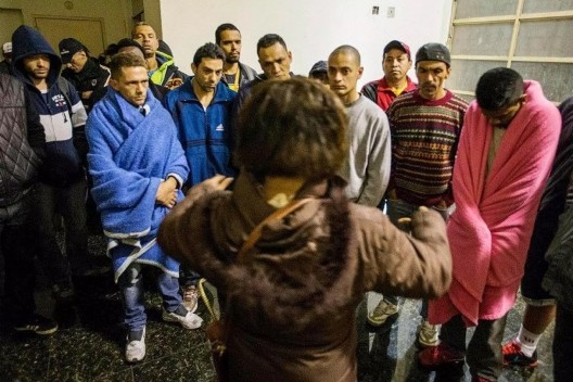 Carmen Silva fala com moradores