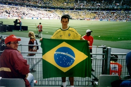 Pedro Gorski com bandeira do Brasil no Stade de France