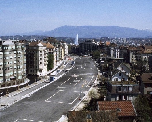 Parque linear sobre linha de trem CFF, marcação no solo para avaliação de usos, Geneva, Suíça, 1992-2002. Arquiteto Pierre Bonnet