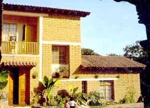 Casa em Tepoztlán, Morelos. Adobe 28x10x40 cm. Arquiteto A. R. Ponce