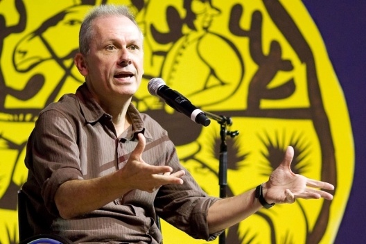 José Miguel Wisnik se apresentando na FLIP, Paraty, em julho de 2008