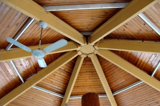 Figura 5 – Estrutura da cobertura em pré-moldado e forro de cedrinho na Pousada Araraúna, Pantanal do Negro - MS