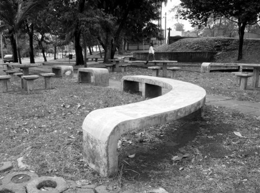 Vista geral de variações do modelo de banco original de 1967, também em concreto armado. Projeto de Ségio Zaratin e Willian Munford. Localizados no campus da UFMS, em Campo Grande-MS