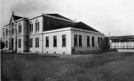 O Complexo Hospitalar do Juquery, tendo em vista as novas normas de acolhimento de pacientes, tem buscado revitalizar seu espaço construído, transformando, a fim de humanizar, sua ambiência hospitalar e suas opções de serviços de saúde