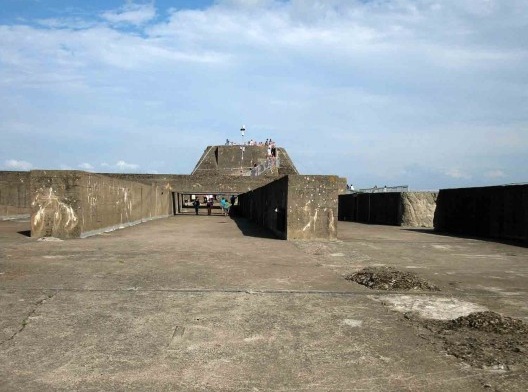 Panorâmica do topo da base com as vigas à mostra. Algumas delas foram retiradas para dar permitir a circulação pelo espaço