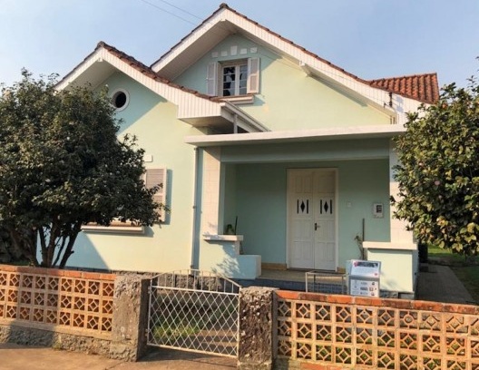 Residências populares térreas: três volumes. Corpo principal, volume projetado e varanda frontal com laje plana. Localização: rua Otacilio Granzotto, Anita Garibaldi