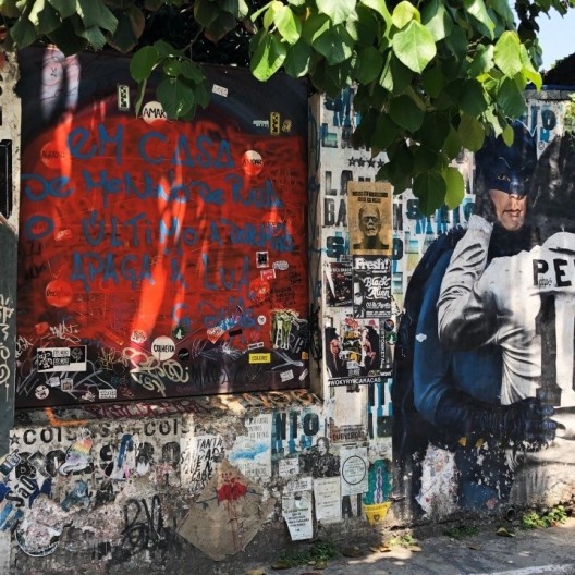 Em casa de menino de rua, o último a dormir apaga a lua