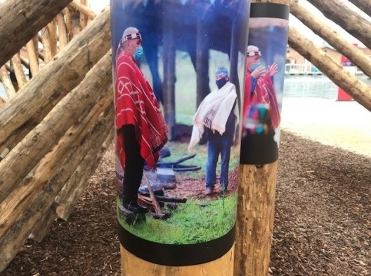 Chileans and Mapuche, Elemental, detalhes do interior com pôsteres