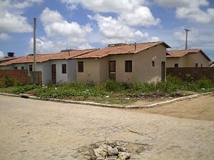 Fig.6: Delimitação dos limites com varas de madeira. Na outra foto, casas ainda sem muros e já abandonadas