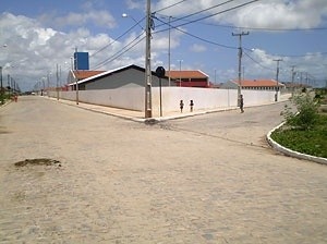 Fig.8: Vista dos equipamentos comunitários (Escola e Ginásio esportivo) do CHGM respeitando a parcela mínima do loteamento conforme o código de urbanismo. Apesar da inegável contribuição, a quantidade destes equipamentos é subdimensionada para uma populaç