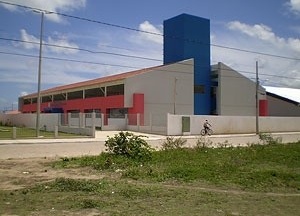 Fig.9: Vista dos equipamentos comunitários (Escola e Ginásio esportivo). Verificam-se os espaços delimitados por muros e grades que atrofiam a condição de equipamentos de uso público