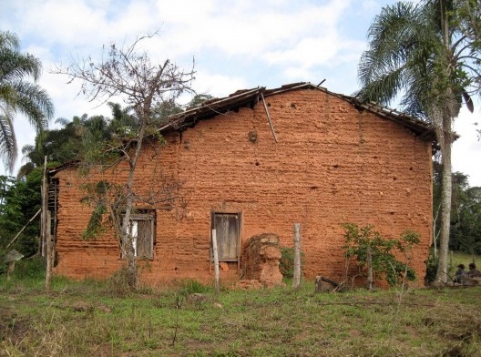 Parede de taipa de pilão do Sítio Solidão, Guararema SP
