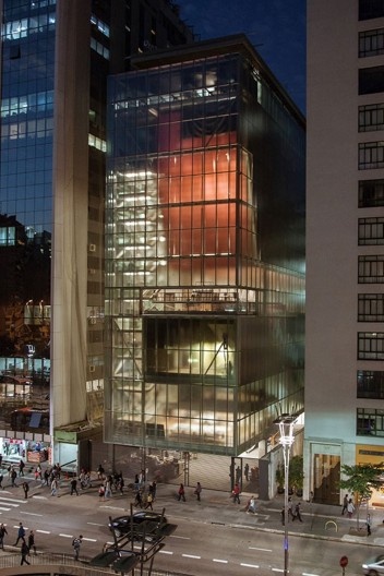 Instituto Moreira Salles, fachada voltada para avenida Paulista, São Paulo, 2017. Arquitetos Vinicius Andrade e Marcelo Morettin