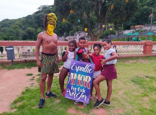As crianças vestindo a mensagem de afeto