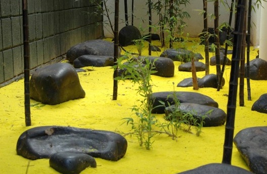 Jardim radioativo 2005 e 2007. Areia tingida, seixos pretos e bambu-preto. Jardim privado