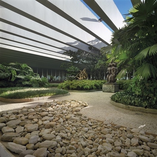 Em suas cartas, Burle Marx descreve a elaboração de vários projetos, como o terraço-jardim do Palácio Itamaraty, em Brasília, DF