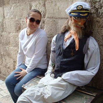 Aline Martins da Silva sentada ao banco com o pirata. Referências ao passado de navegações estão por toda parte