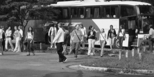 Artur Rozestraten com alunos em viagem