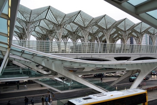 Chegando na Estação Oriente, as docas para ônibus com a grande cobertura ao fundo, Lisboa