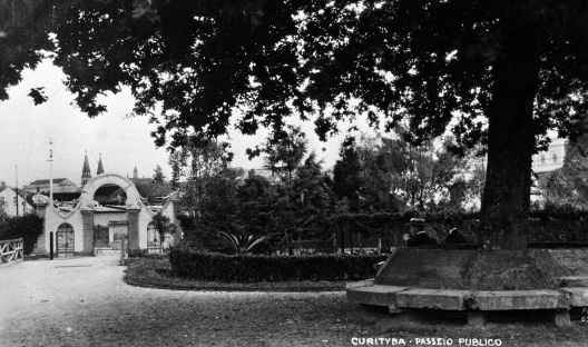 Vista do Passeio Público, na década de 1920: ao fundo e à esquerda, um dos portões construídos na gestão de Candido de Abreu