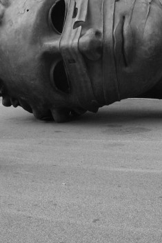 “A chuva ajuda a gente a se ver...”, Chuva, suor e cerveja, Caetano Veloso (na fotografia, transeuntes observam uma obra do escultor polonês Igor Mitoraj em Rambla Catalunya, Barcelona, 2007) Foto Lucia Marques