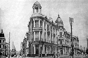 O Recife Novo visto da Praça Rio Branco. O edifício eclético original é o segundo à direita
