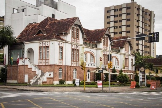 Casa do Comércio, Blumenau. Arquitetura de imigração alemã com influência eclética. Construída em 1923, a edificação serviu originalmente de maternidade e, em 1969, passou a ser sede do Restaurante Cavalinho Branco. Desde 2007, sedia a Casa do Comércio