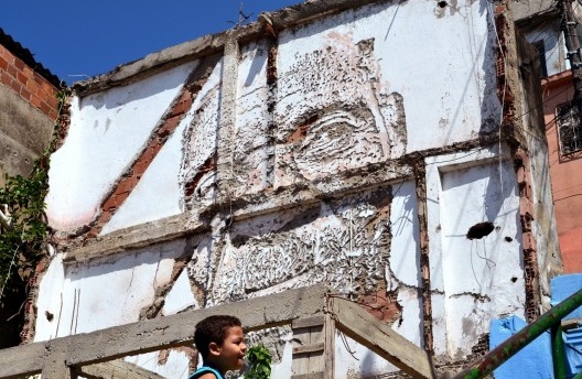 Arte de rua no Morro da Providência no Rio de Janeiro retratando nas paredes das edificações os rostos das pessoas que ali moraram, mas foram removidas