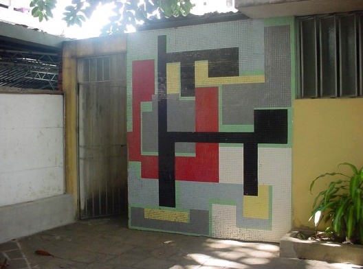 Acesso de serviço com painel de Guimarães Vieira (Guima) na Residência Frederico Assis