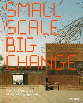 Capa do catálogo da exposição \"Small Scale, Big Change\" no MoMa em Nova York