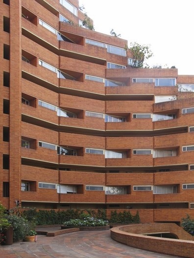 Torres Del Parque, calçada e acesso aos edifícios pela rua superior. Arquiteto Rogelio Salmona