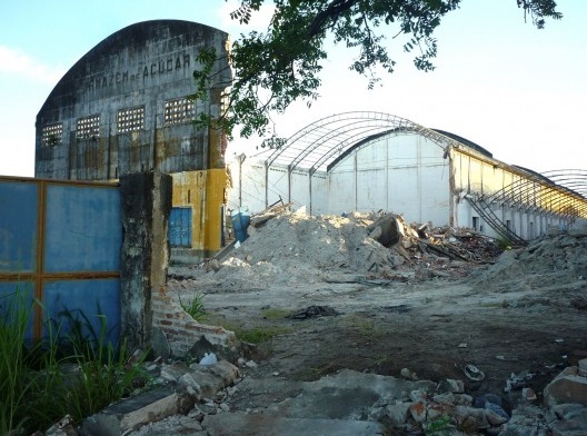 Galpões em demolição, 25 de junho de 2014