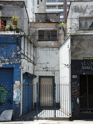 Fachada descaracterizada por salões comerciais