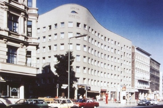 Edifício em Kreutzberg para o IBA 1987 ao lado de prédios restaurados. Arquiteto Álvaro Siza