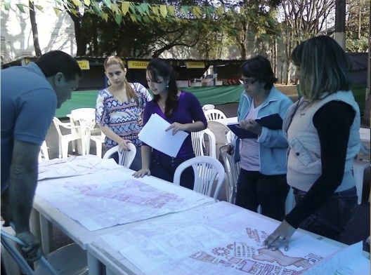 Alunos apresentam seus trabalhos aos representantes das associações, Laboratório de Arquitetura e Urbanismo, 2011