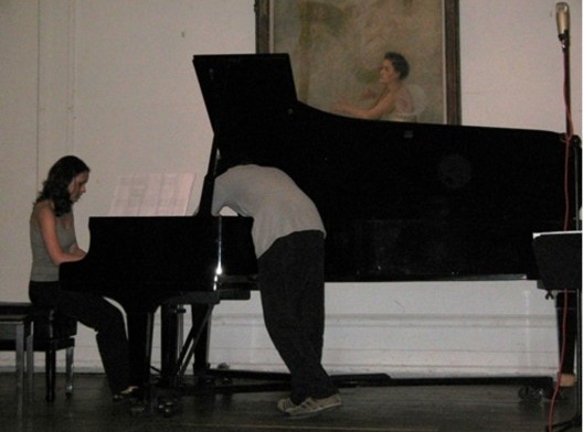 Nariá Assis (RJ) e Paulo Dantas (RJ) executando Estudo de Ressoâncias para Piano, composição de Magno Caliman (RJ). Fórum de Compositores 2011. Sala da Congregação.