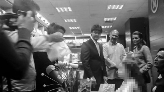 Manifestante rasga o livro e joga sobre a mesa onde está sentada Nadia Somekh