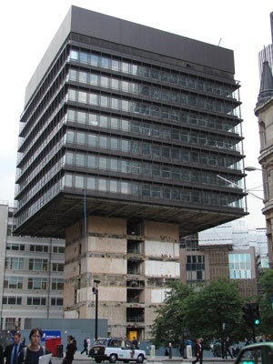 Figura 1: Demolição dos andares inferiores para a visualização e acesso ao núcleo central do prédio