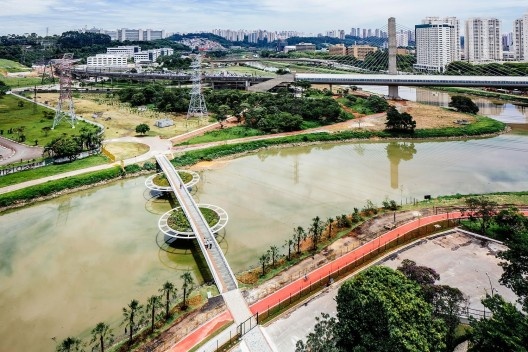Bayer – Passarela sobre o Canal Guarapiranga, São Paulo, 2013. Arquitetos Roberto Loeb e Luis Capote