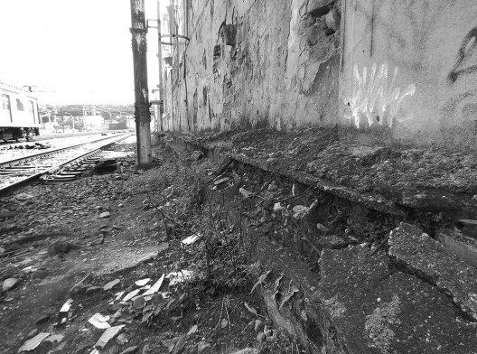 Fragmentos na base de um dos muros ferroviários no Engenho de Dentro, Rio de Janeiro RJ Brasil