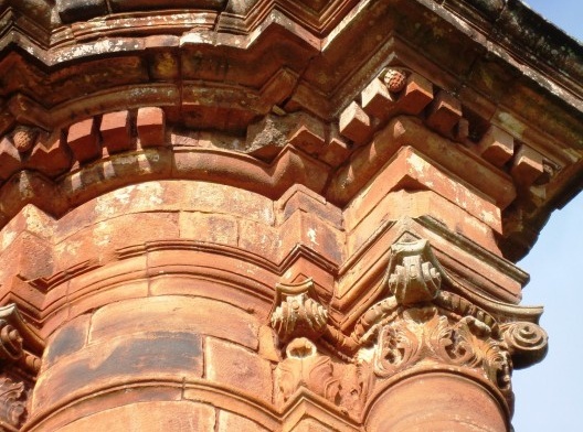 Igreja de São Miguel Arcanjo, detalhe capitel e cimalhas pórtico