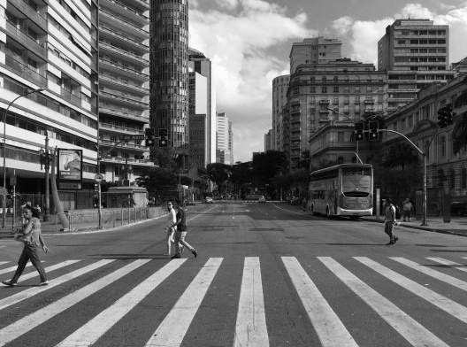 Os edifícios Esther (1934) de Álvaro Vital Brazil e Adhemar Marinho e o Itália (1953) de Franz Heep, ambos implantados junto ao passeio público da avenida Ipiranga