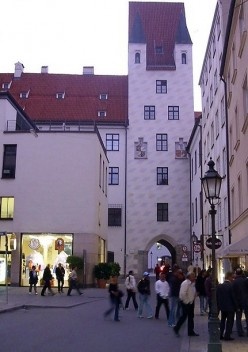 Torre medieval pertencente à ala tombada, restaurada pelo estado. Hoje abriga um museu. Portal de acesso que também dá para o pátio interno principal