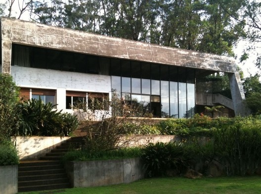 Residência e Escritório do Arquiteto, 1971, arquiteto Hans Broos. Residência vista do jardim