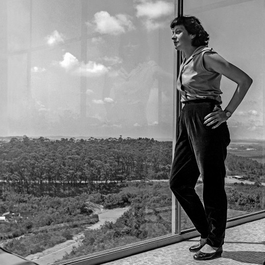Lina Bo Bardi na Casa de Vidro, c.1952