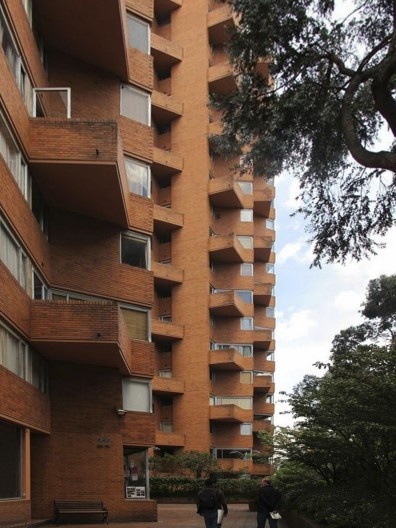 Torres Del Parque, acessos semi-públicos às torres, com vista dos apartamentos. Arquiteto Rogelio Salmona