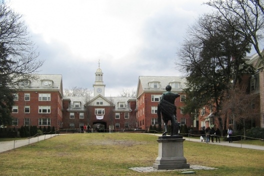 foto 11 – The Wriston Quadrangle em torno do Hughes Court, vendo ao centro a Wayland House, Brown University, acesso pela Brown Street