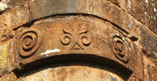 Igreja de São Miguel Arcanjo, detalhe do ornamento da face externa da sacristia