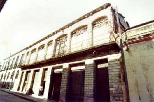 2. Fachadas del inmueble de dos niveles. Año 2001, antes de la intervención