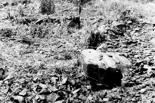Pedra com furo para banana de dinamite, Campus da PUC-Campinas, Campinas, 1978